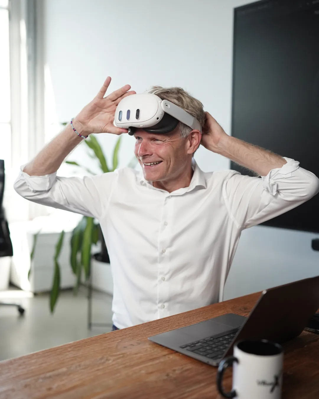 Mitarbeiter von VRtual X mit AR-Brille im Büro