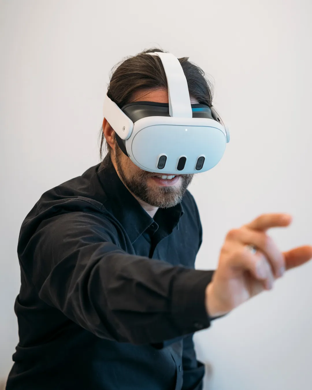 Mitarbeiter von VRtual X mit AR-Brille